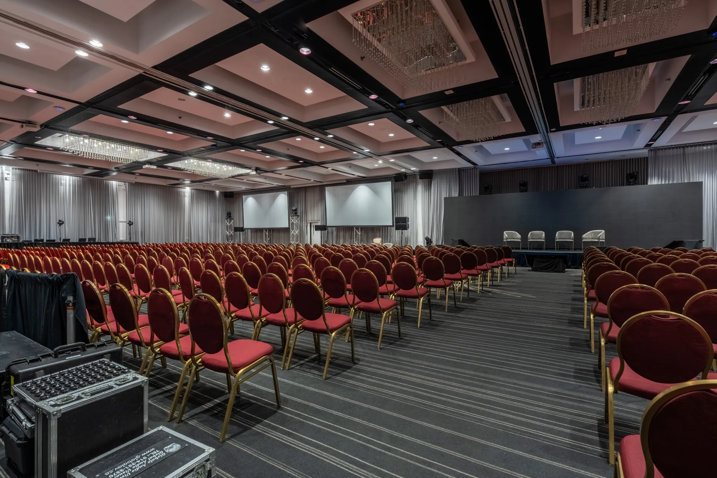 Salle de conférence avec scène et écrans au Plaza Centre-Ville