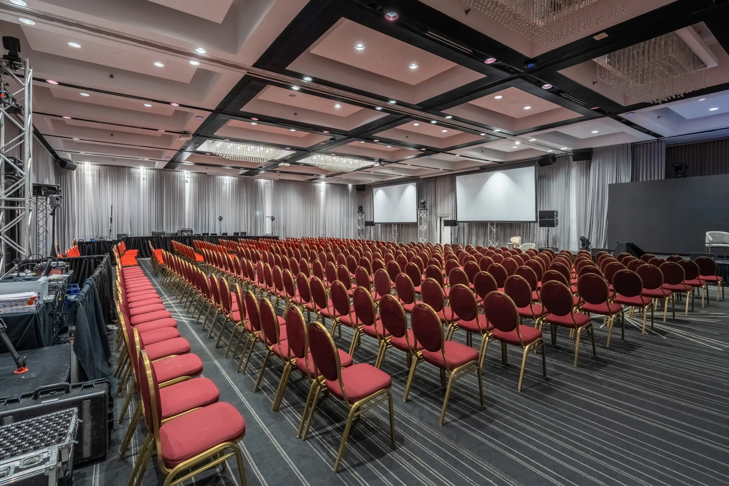 Grande salle en configuration théâtre au Plaza Centre-Ville