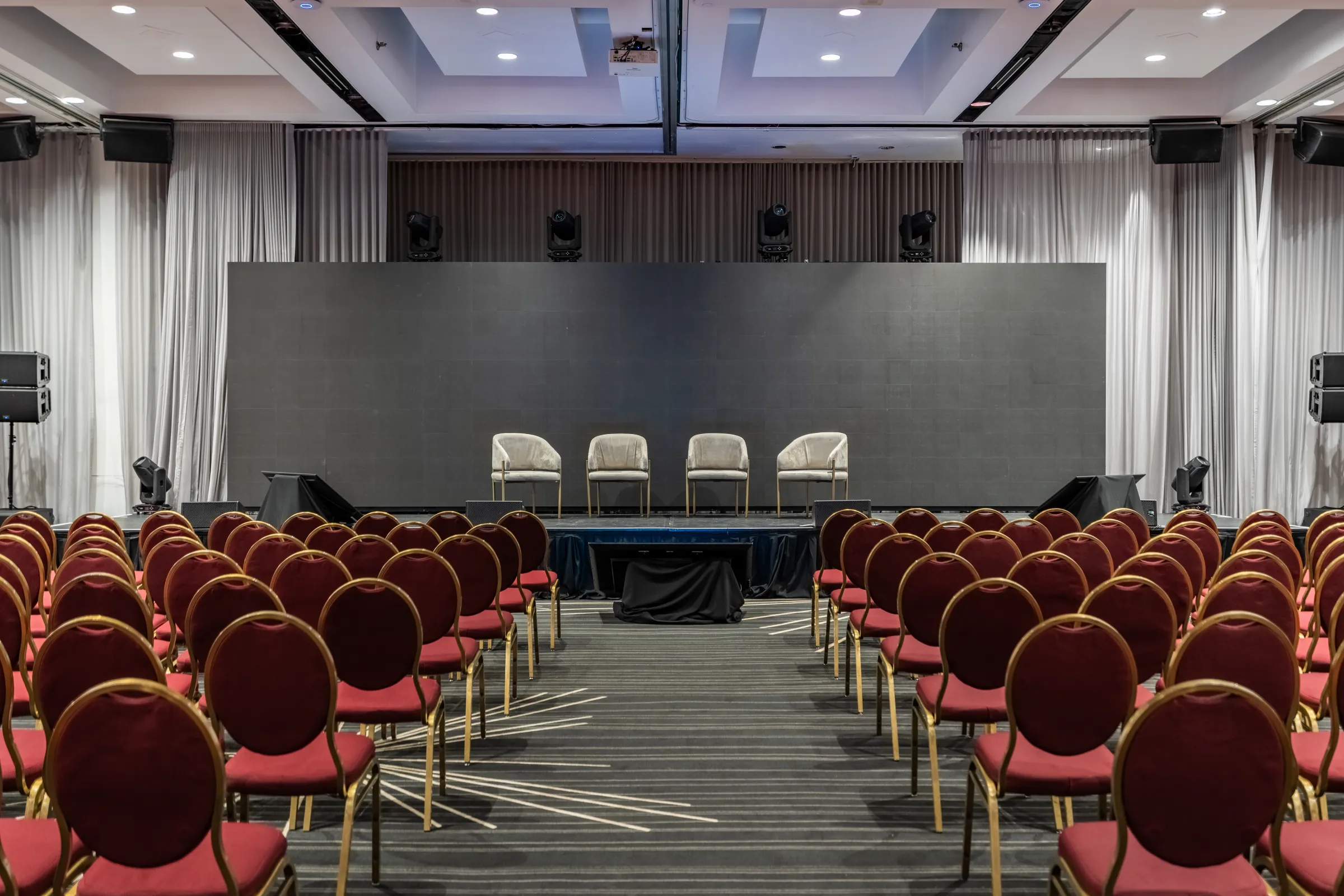 Scène de conférence vue depuis l'allée centrale