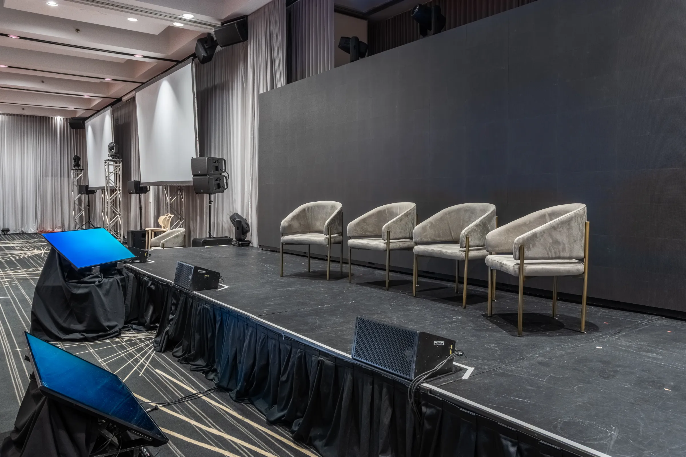 Scène corporative avec fauteuils et écrans