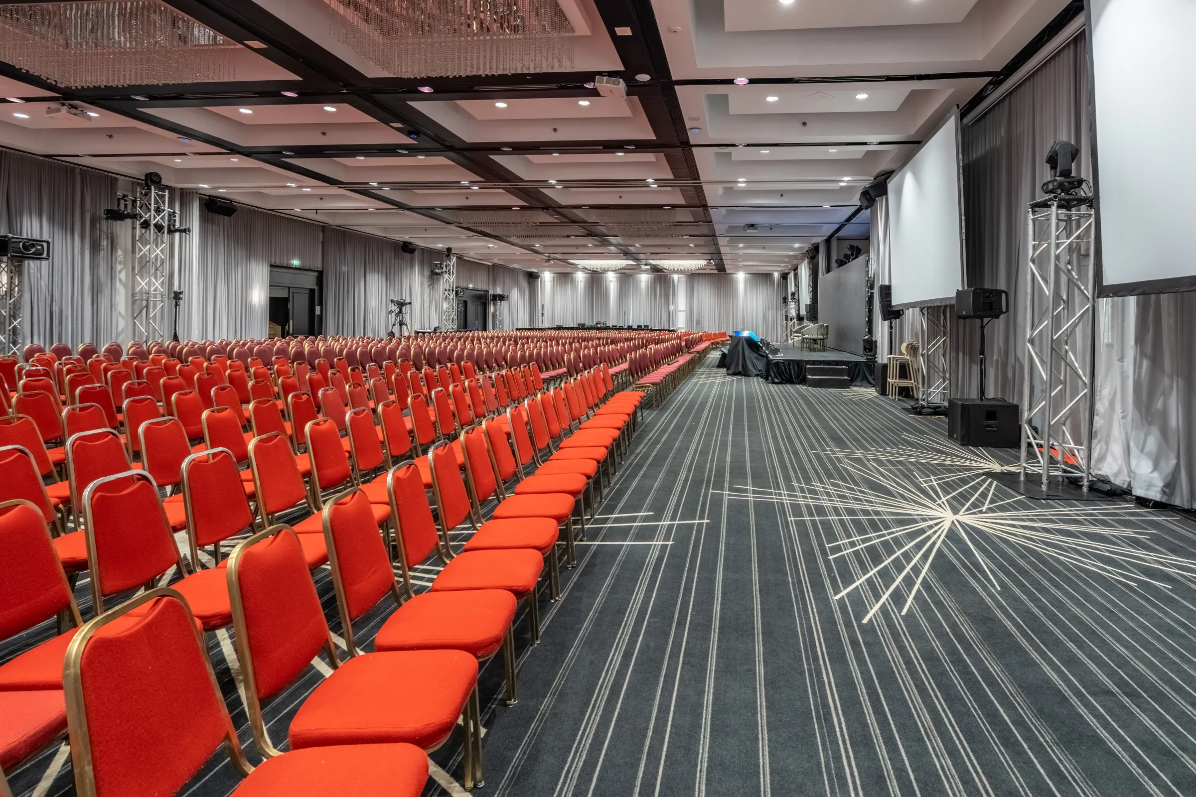 Configuration conférence avec grande allée latérale