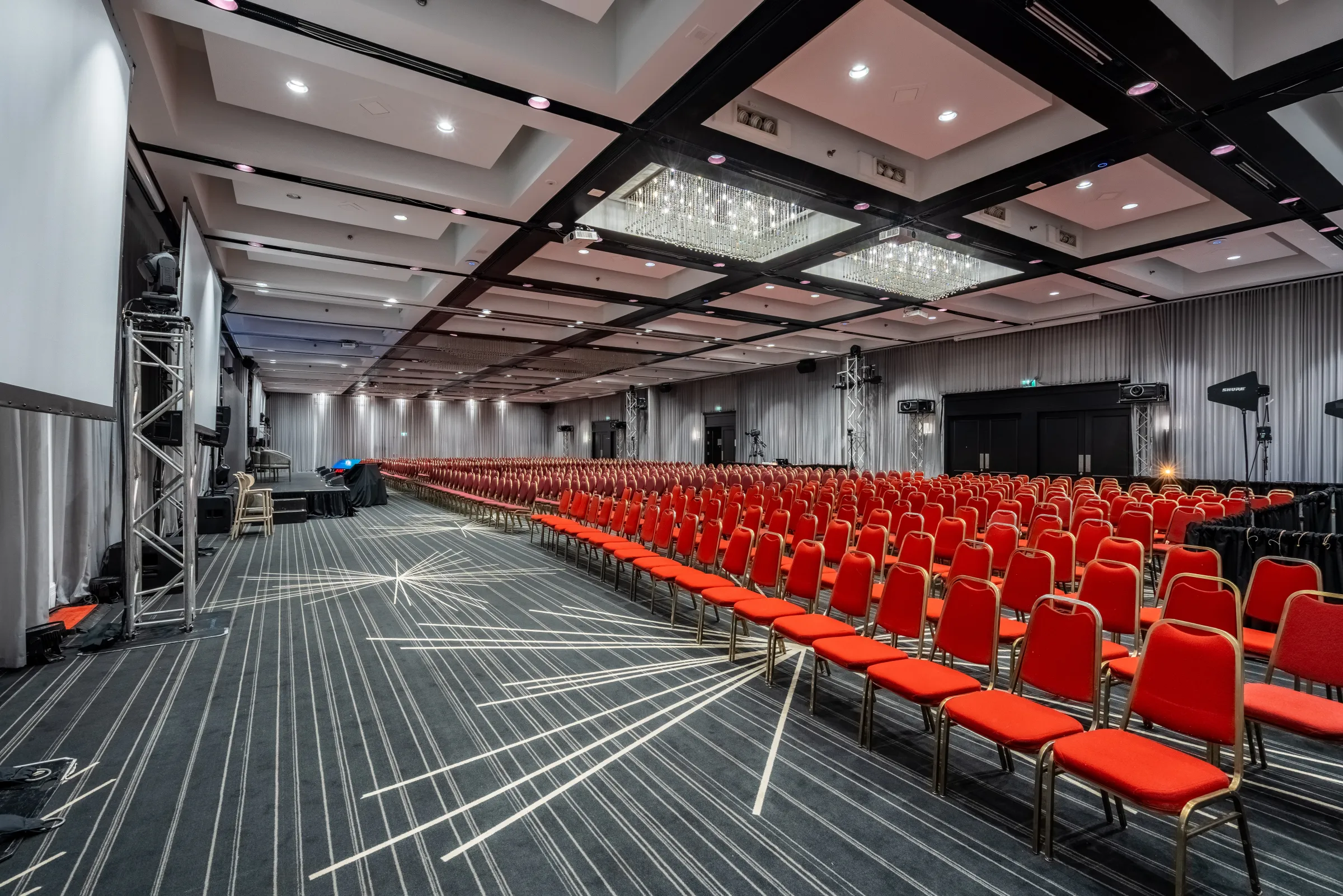 Vue large d'une salle en configuration conférence