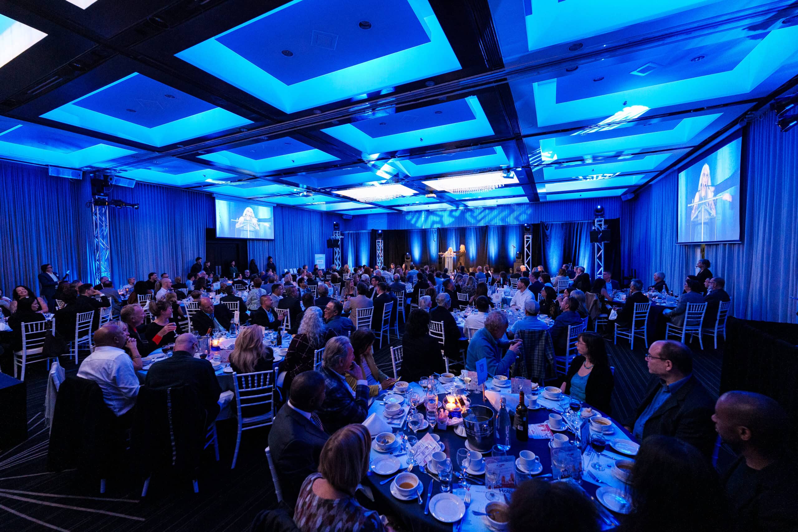 Banquet avec éclairage bleu au Plaza Centre-Ville