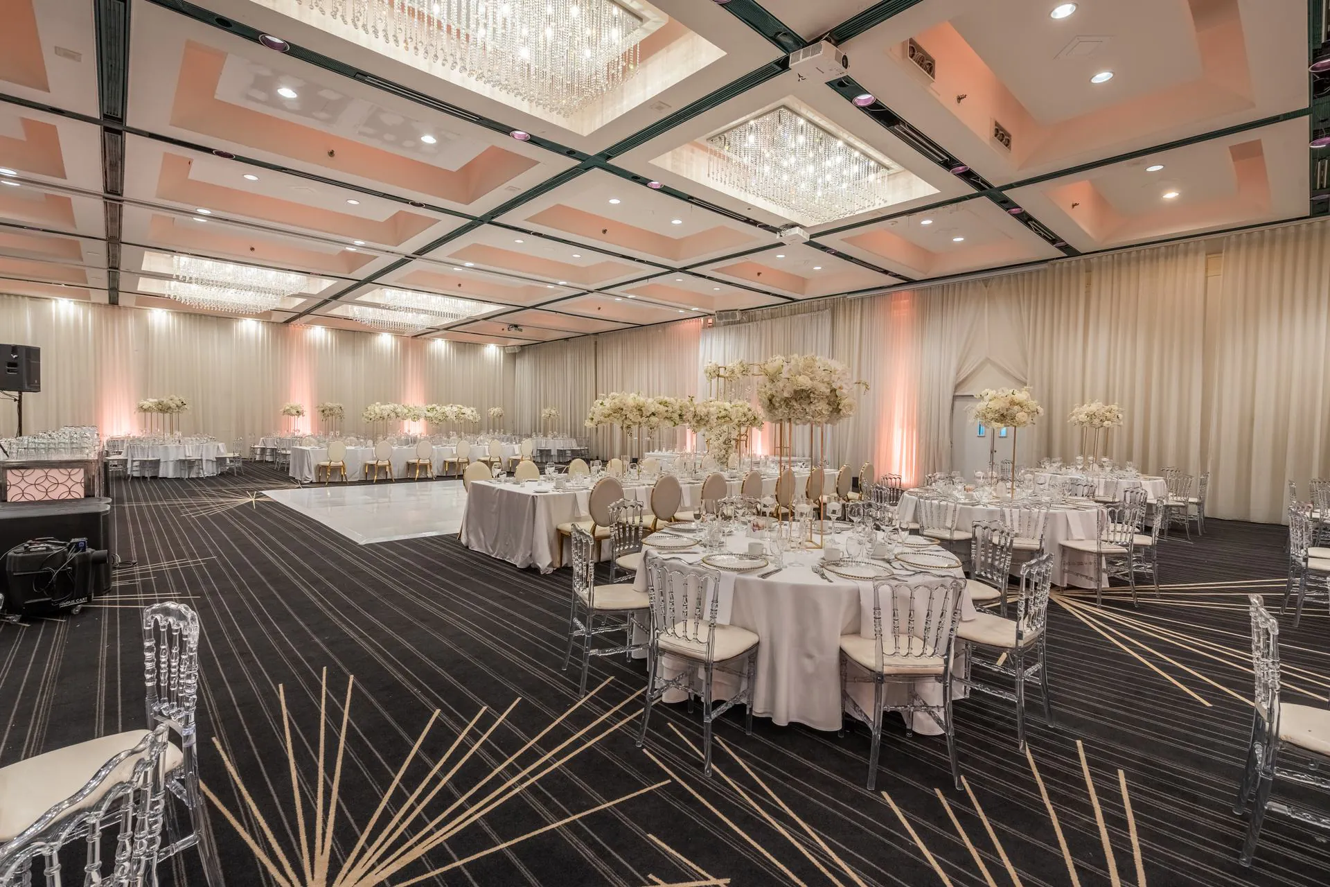 Salle montée pour un banquet social au Plaza Centre-Ville