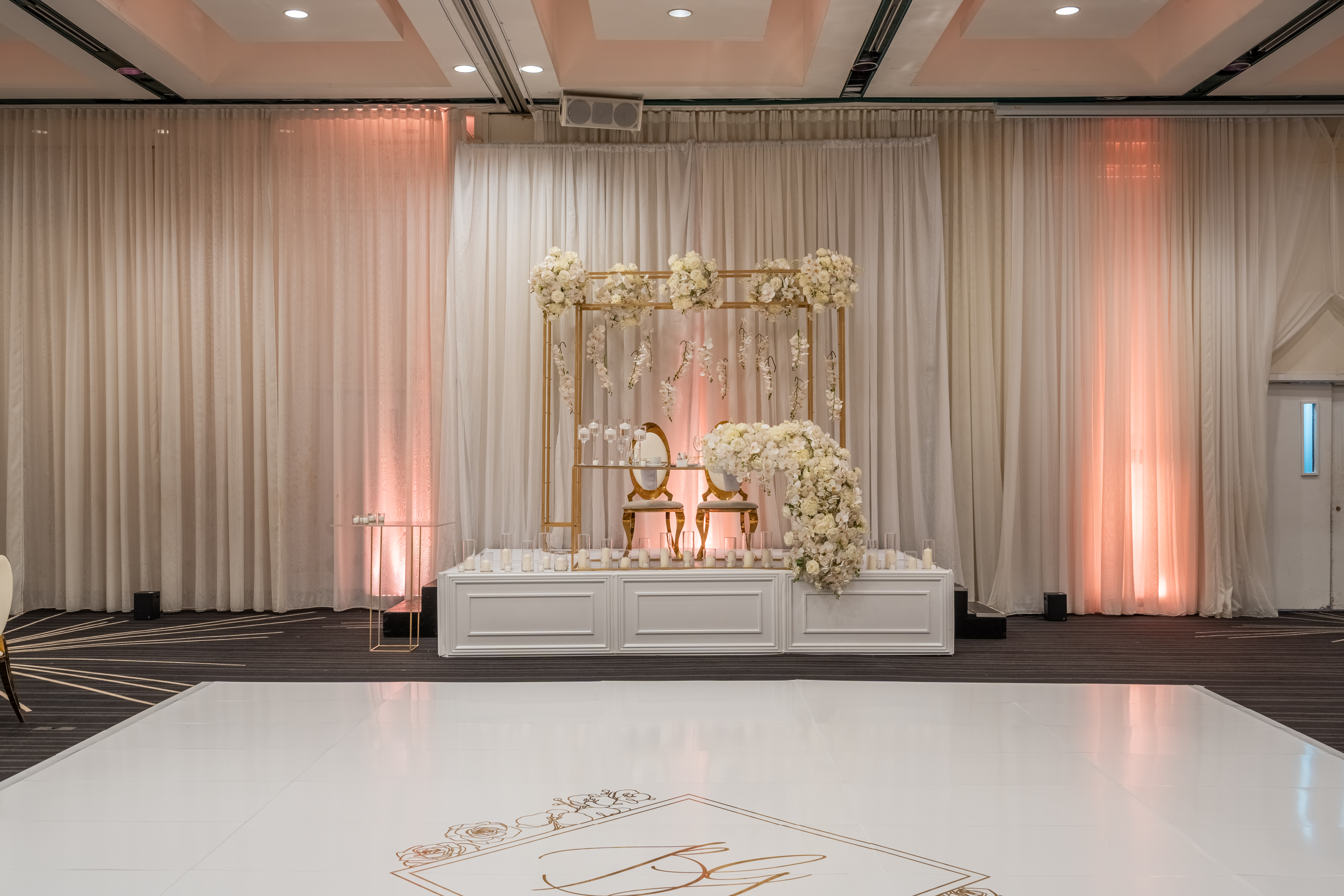 Espace célébration avec décor floral