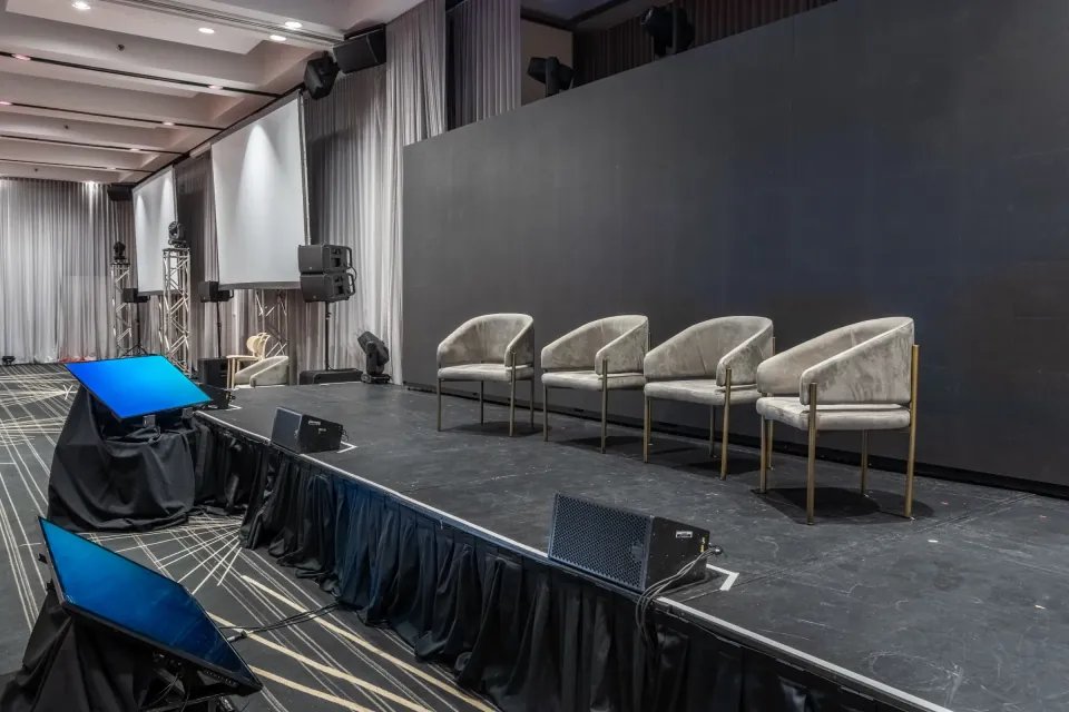 Scène corporative avec fauteuils et écrans