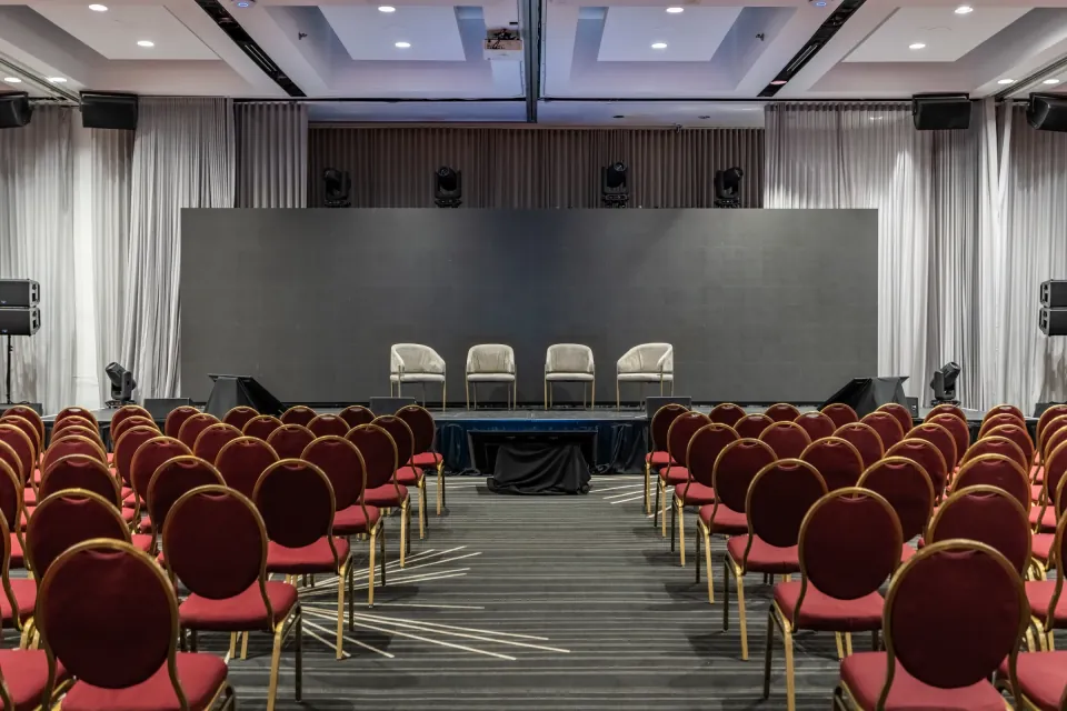 Scène de conférence vue depuis l'allée centrale