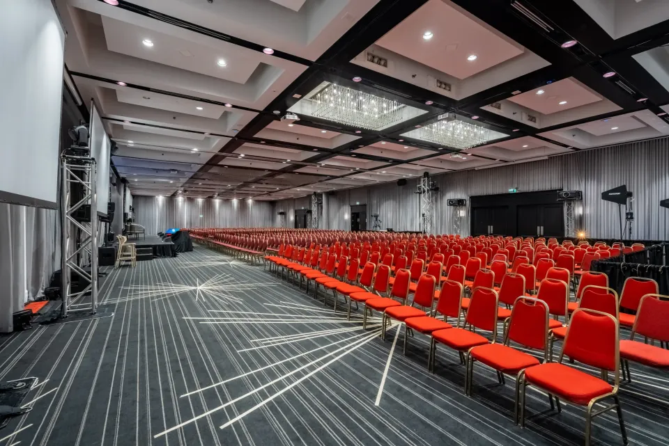 Vue large d'une salle en configuration conférence
